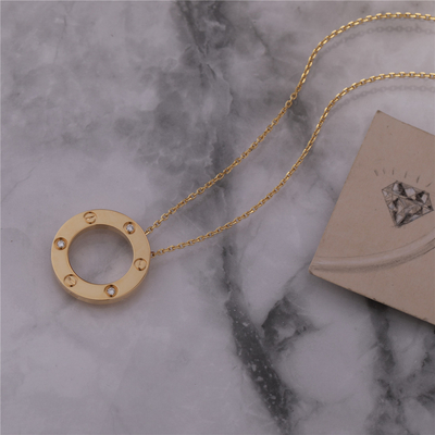 Kalung Emas 18K Klasik Dengan 3 Berlian Simbol Ikonik Perhiasan Cinta