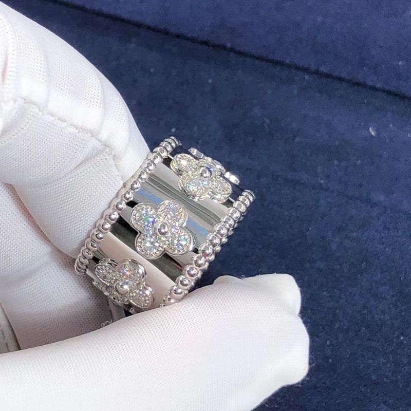Kualitas Model Sedang VCA Van Cleef Perlee Clover Ring 18k Gold Mendukung Kustomisasi Pribadi pabrik