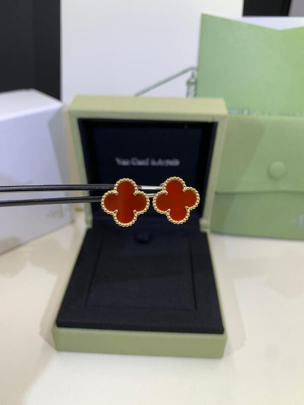 Kualitas Anting VCA Alhambra Van Cleef And Arpels Mutiara Putih Giok Akik pabrik