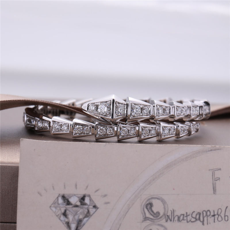 Kualitas Italy Romance Serpenti Viper gelang ramping satu kumparan dalam emas putih 18K yang ditata dengan berlian pavé penuh Snake Bangle pabrik