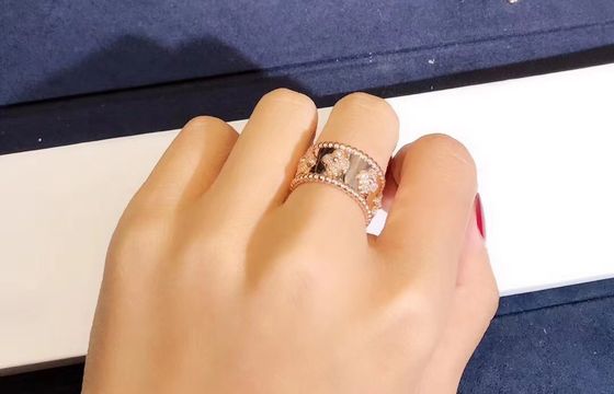 Kualitas Model Sedang VCA Van Cleef Perlee Clover Ring 18k Gold Mendukung Kustomisasi Pribadi pabrik