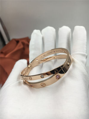 Kualitas Perhiasan Berlian Mewah Rose Gold Wanita Gelang Cinta Dengan Enam Safir Merah Muda pabrik