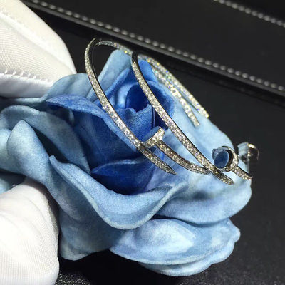 Kualitas No Gemstone Juste Un Clou Earrings Bentuk Kuku Emas Putih 18K Dengan Berlian pabrik