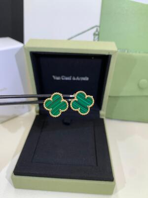 Anting VCA Alhambra Van Cleef And Arpels Mutiara Putih Giok Akik