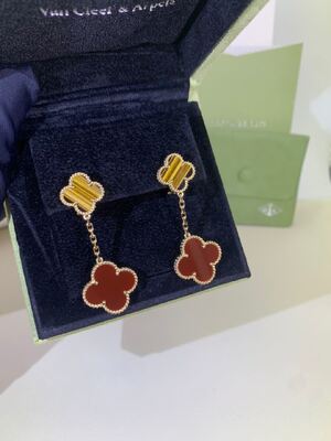 VCARP2R200 Magic Alhambra Earrings 2 Motif Berlian Mawar Emas 18K