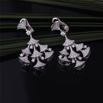 Kualitas Roma High Jewelry DIVAS' DREAM Earrings dalam emas putih 18K diatur dengan 7 Berlian Utama dan berlian pavé penuh pabrik
