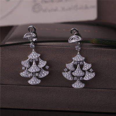 Kualitas Roma High Jewelry DIVAS' DREAM Earrings dalam emas putih 18K diatur dengan 7 Berlian Utama dan berlian pavé penuh pabrik