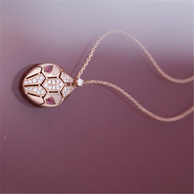 Kualitas Kalung Roman Serpenti dalam emas mawar 18 kt dengan mata rubellite dan dengan berlian pavé di kepala pabrik