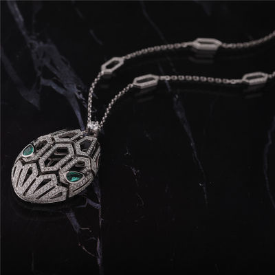 Kualitas Kalung Serpenti Mewah Italia dalam Emas Putih 18K diatur dengan Mata Zamrud dan dengan berlian pavé di Rantai dan Kepala pabrik