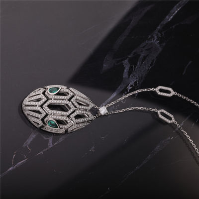 Kualitas Kalung Serpenti Mewah Italia dalam Emas Putih 18K diatur dengan Mata Zamrud dan dengan berlian pavé di Rantai dan Kepala pabrik