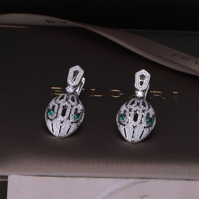 Kualitas Anting Serpenti Merk Emas Mewah dalam Emas Putih 18K yang ditata dengan Mata Zamrud dan dengan berlian pavé Kepala Ular pabrik