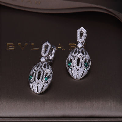 Kualitas Anting Serpenti Merk Emas Mewah dalam Emas Putih 18K yang ditata dengan Mata Zamrud dan dengan berlian pavé Kepala Ular pabrik