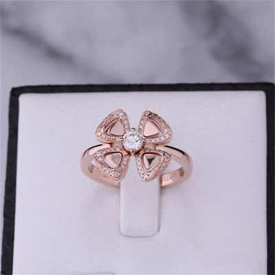 Kualitas Roman Love Flower Ring Fiorever 18 kt Rose Gold Ring set dengan berlian di tengah dan berlian pavé pabrik