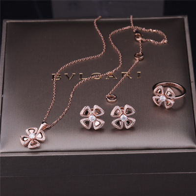 Kualitas Anting Fiorever Perhiasan Tinggi Emas Asli dalam Anting Emas Mawar 18 kt diatur dengan dua berlian pusat dan berlian pavé pabrik