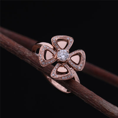Kualitas Roman Love Flower Ring Fiorever 18 kt Rose Gold Ring set dengan berlian di tengah dan berlian pavé pabrik