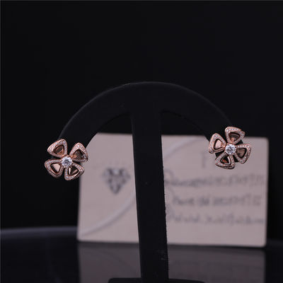 Kualitas Anting Fiorever Perhiasan Tinggi Emas Asli dalam Anting Emas Mawar 18 kt diatur dengan dua berlian pusat dan berlian pavé pabrik