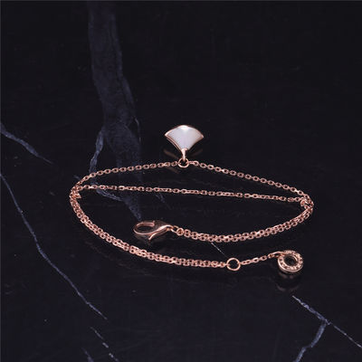 Kualitas 1 Motif Gelang Mutiara Ibu Putih Rose Gold Dengan Liontin Emas Mawar 18K pabrik