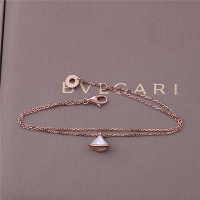Kualitas 1 Motif Gelang Mutiara Ibu Putih Rose Gold Dengan Liontin Emas Mawar 18K pabrik